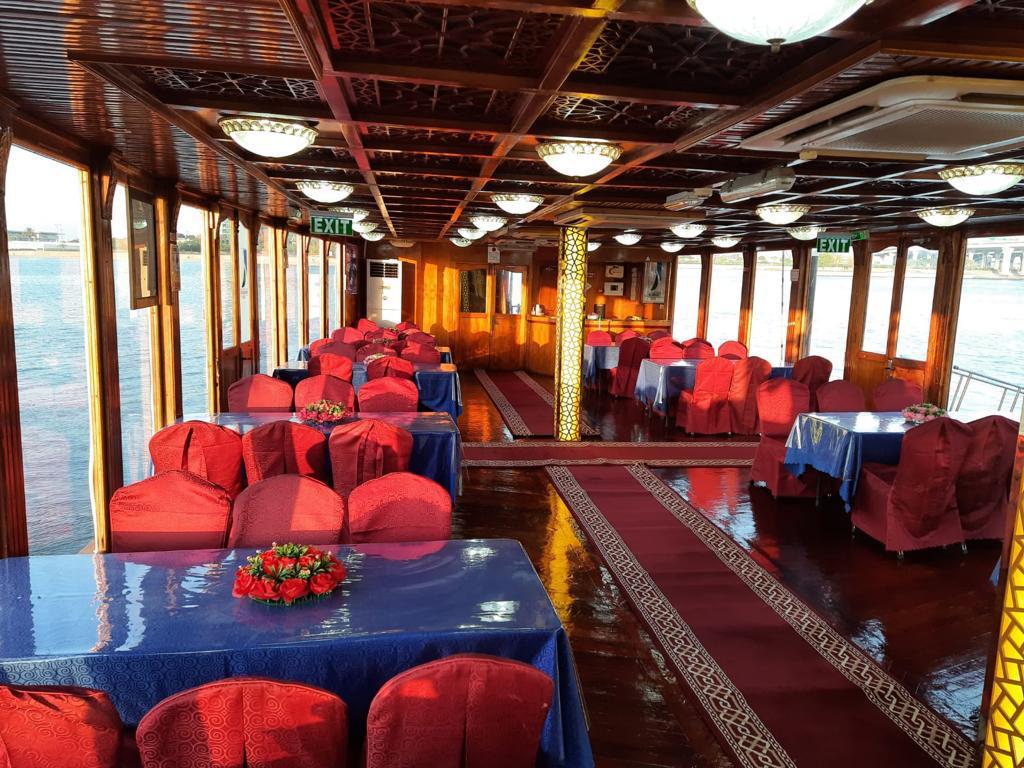 dhow cruise canal