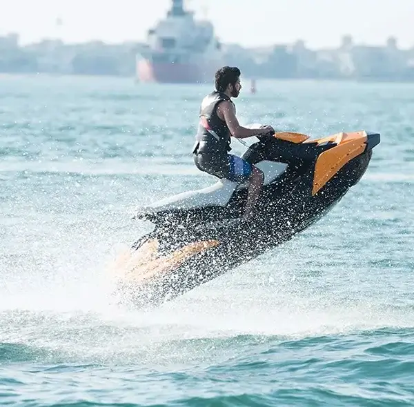 thrilling ride on the water of Dubai Marina